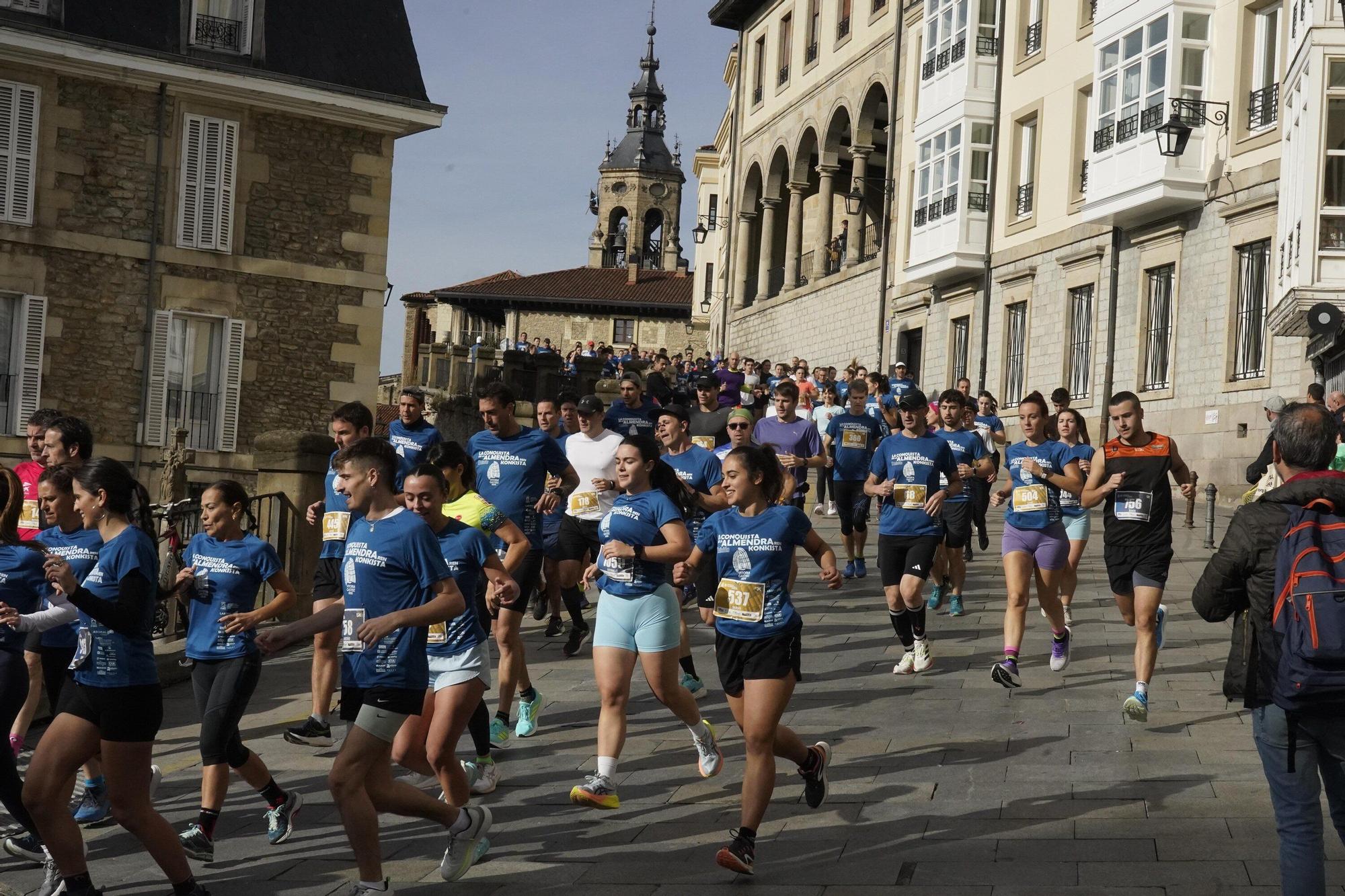 En imágenes: Miles de personas conquistan la Almendra de Gasteiz