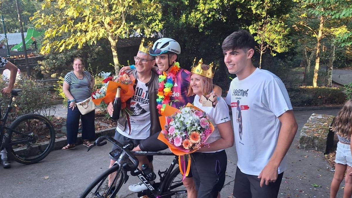 Morillo, con sus padres y su hermano al acabar su reto este martes en San Marcial.