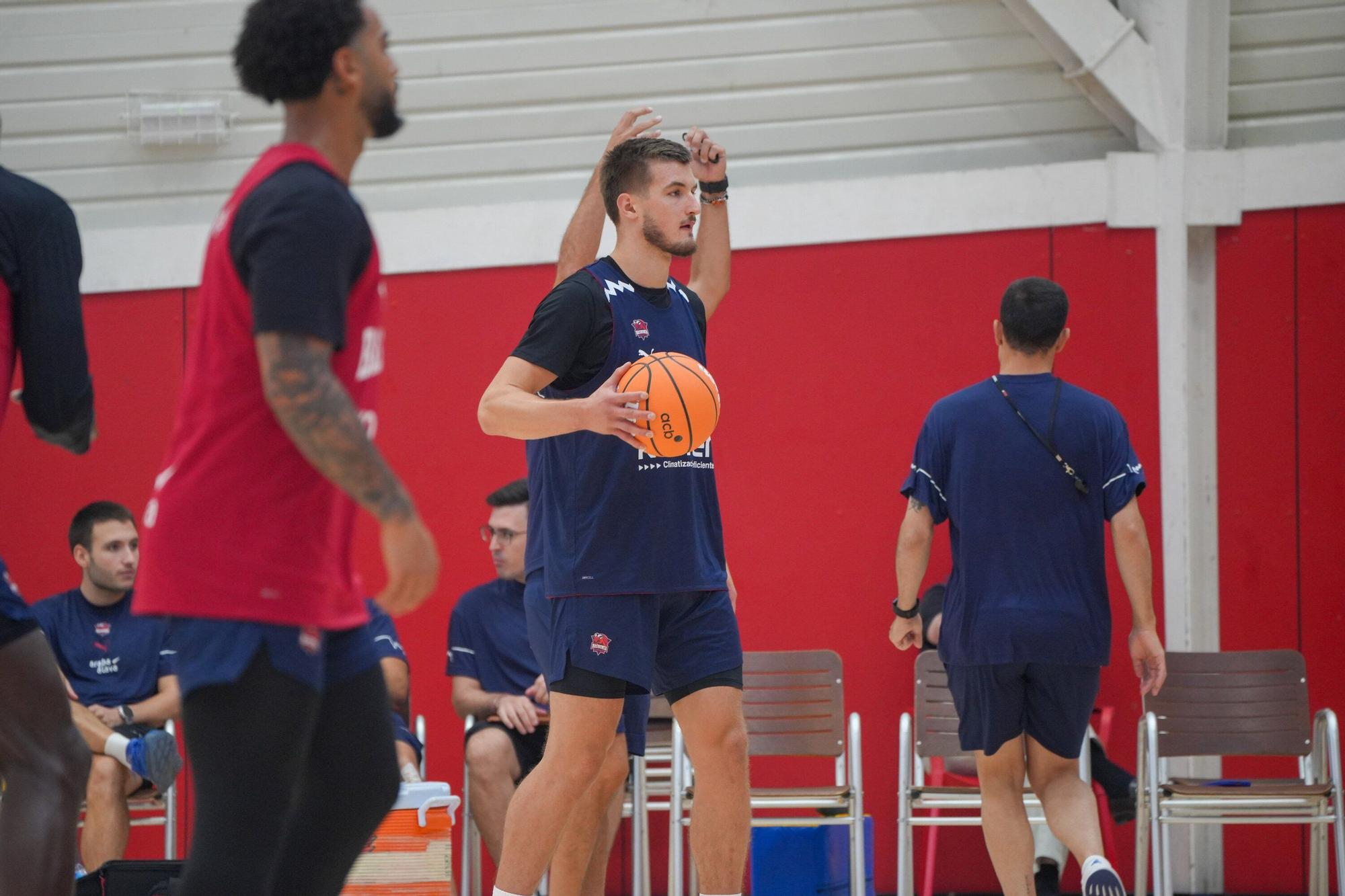 En imágenes: Así entrena el Baskonia bajo las órdenes de Galbiati
