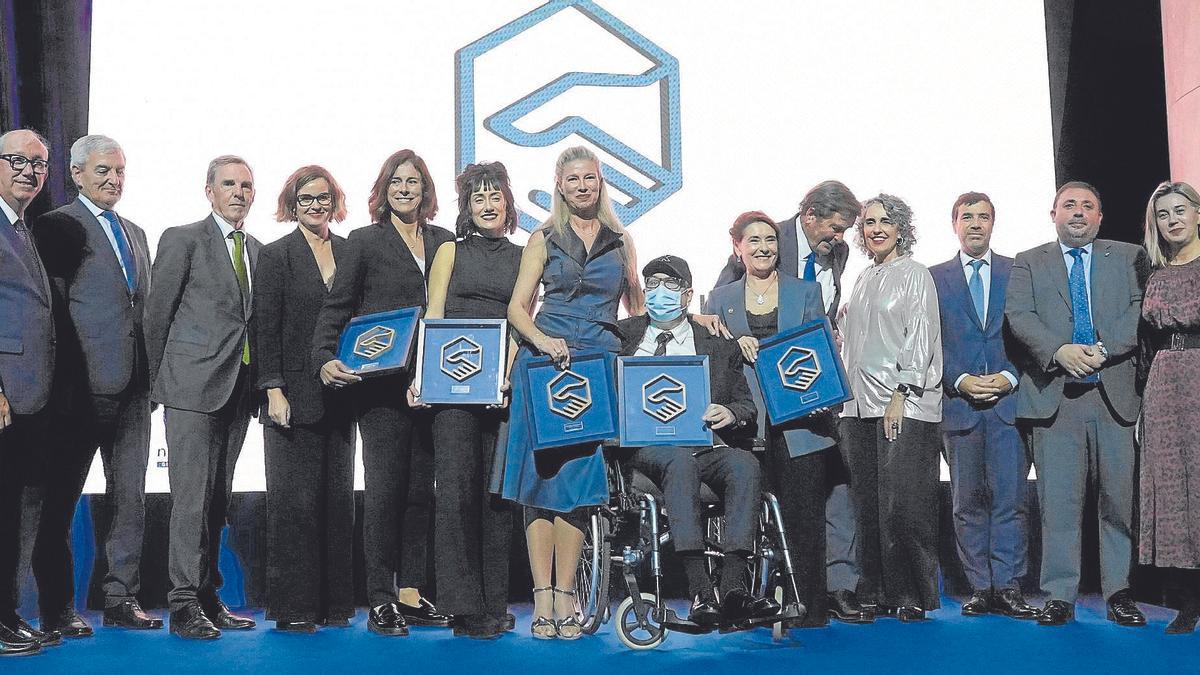 Juanjo Baños junto  a Anne Igartiburu,  María Bayo, Ana Fernández de Arbina, Edurne Pasaban, John Garamendi y Kepa Junkera