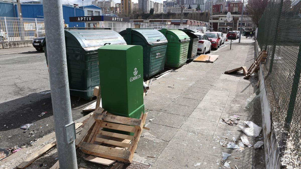 Basura acumulada junto a los contenedores del polígono Landaben.