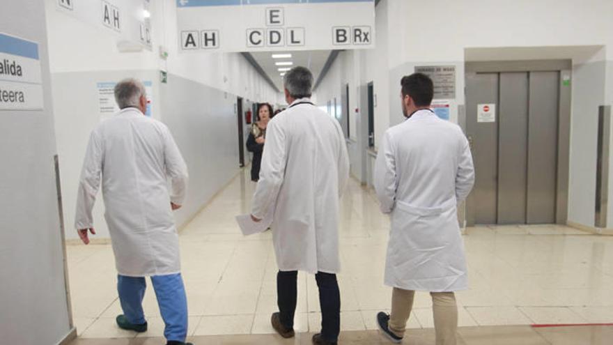 Médicos en los pasillos del Complejo Hospitalario de Navarra.