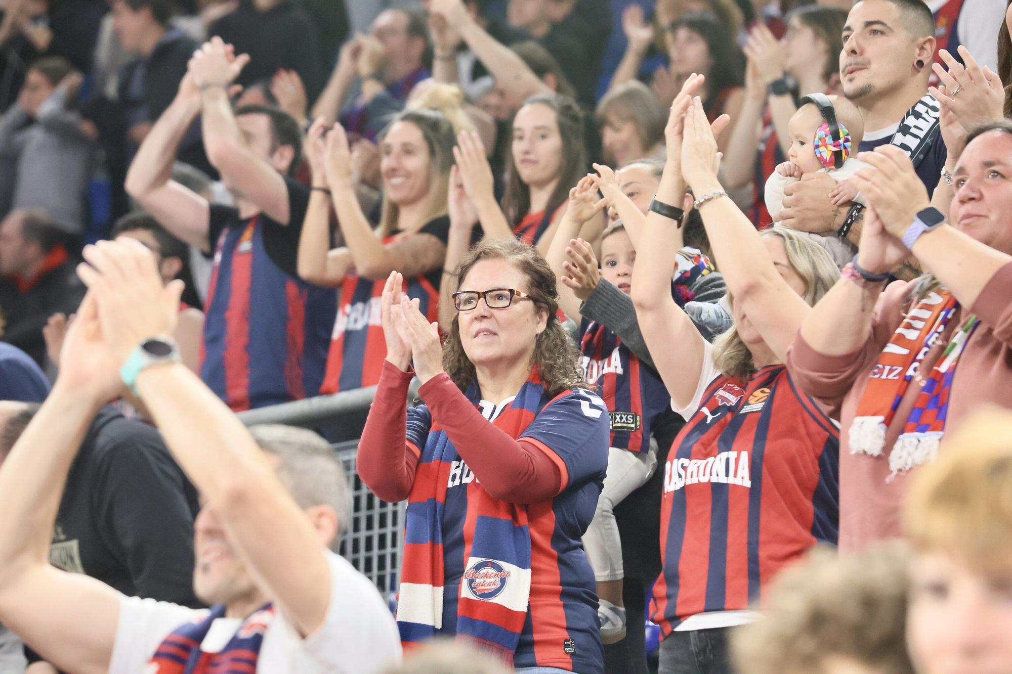 En imágenes: ¡Búscate en las gradas del Buesa Arena en el Baskonia - La Laguna Tenerife!