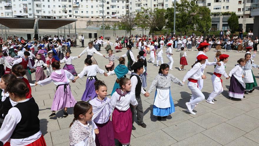 Dantzari Ttikien Jaia 2026: más de 250 dantzaris bailan en Arrosadia y Azpilagaña