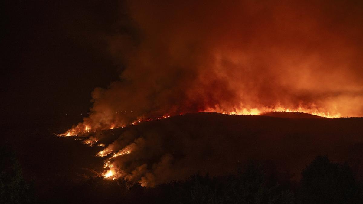 Vista del incendio forestal en Oímbra (Ourense).