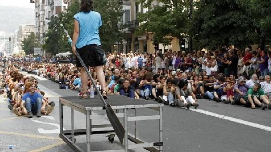 Un momento de la protesta con varias &#039;traineras&#039; humanas en el Boulevard donostiarra.