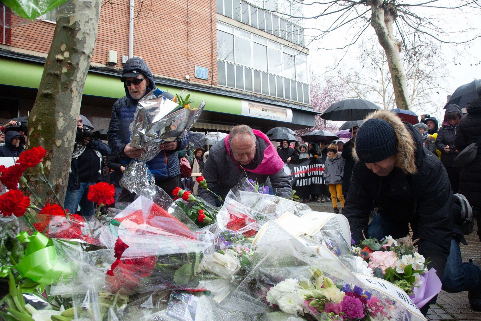 En imágenes: Homenaje en el monolito antes de la manifestación del 3 de Marzo en Vitoria