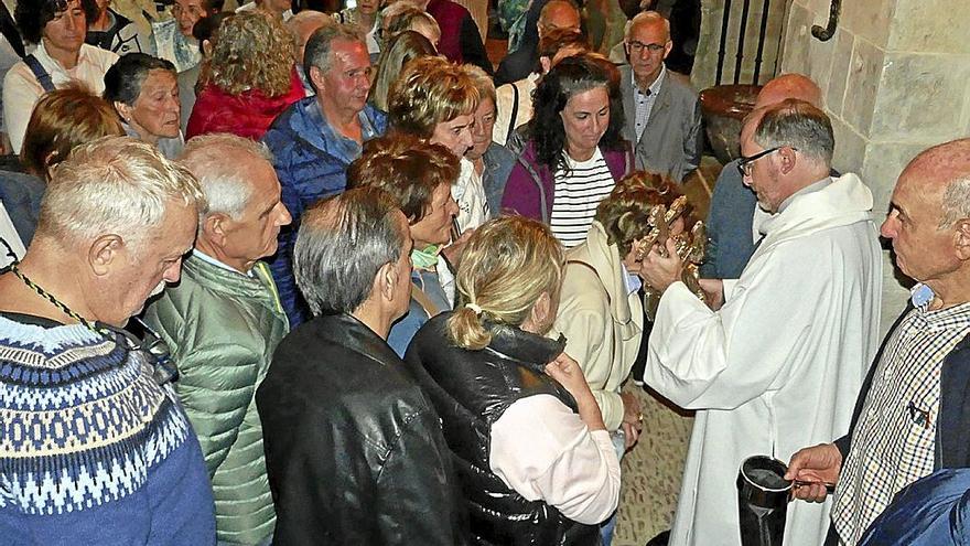 Al final de todas las misas, seis en total, se veneró la imagen de San Miguel de Aralar.