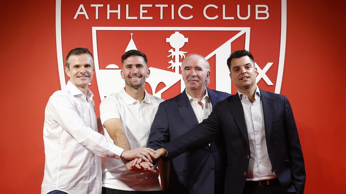 Areso, junto a Uriarte, Iribar y Mikel González en su presentación.