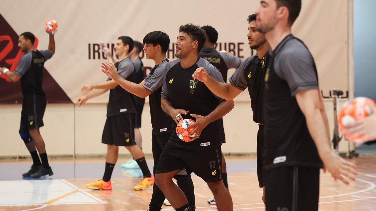 Los jugadores del Irudek Bidasoa Irun, durante un entrenamiento.