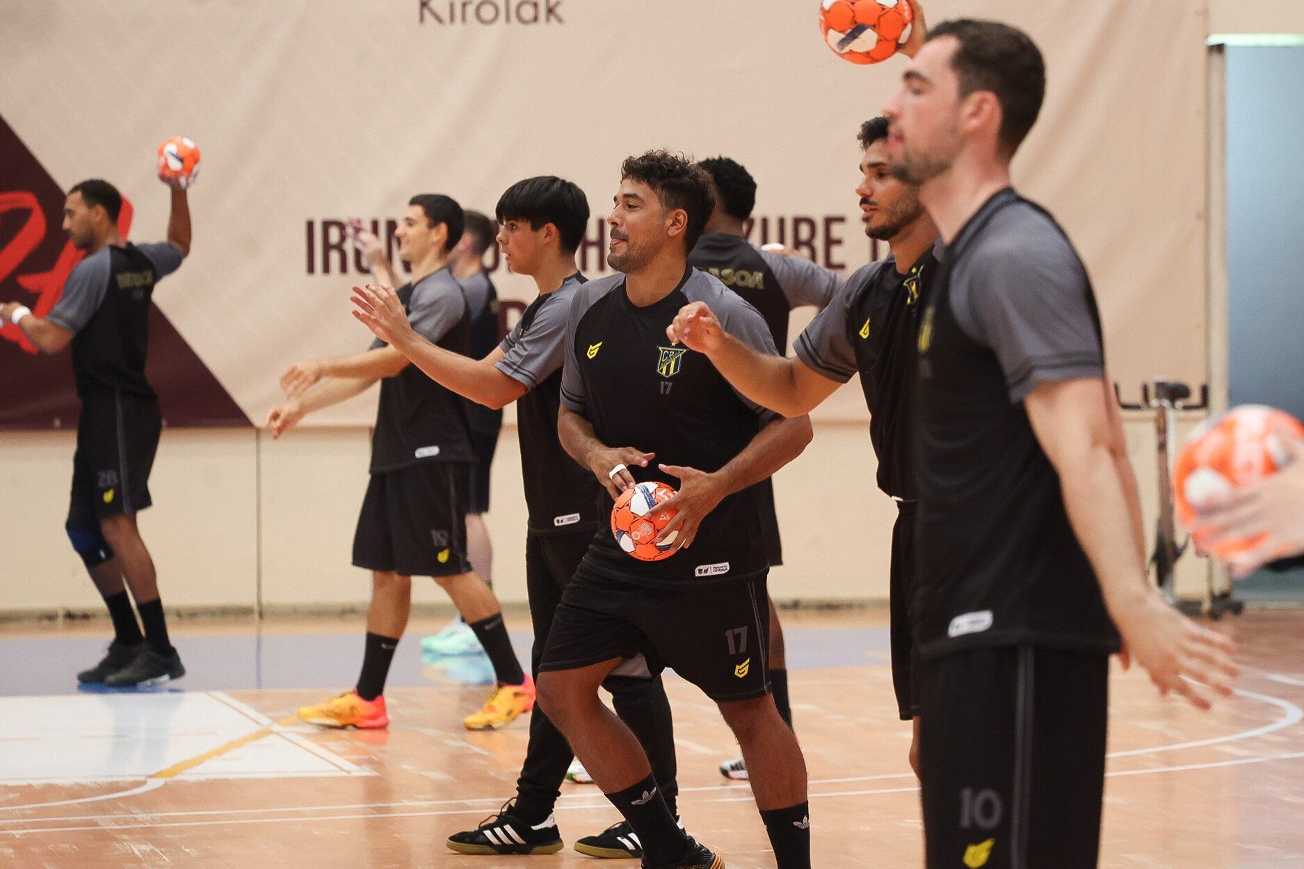 Los jugadores del Irudek Bidasoa Irun, durante un entrenamiento.