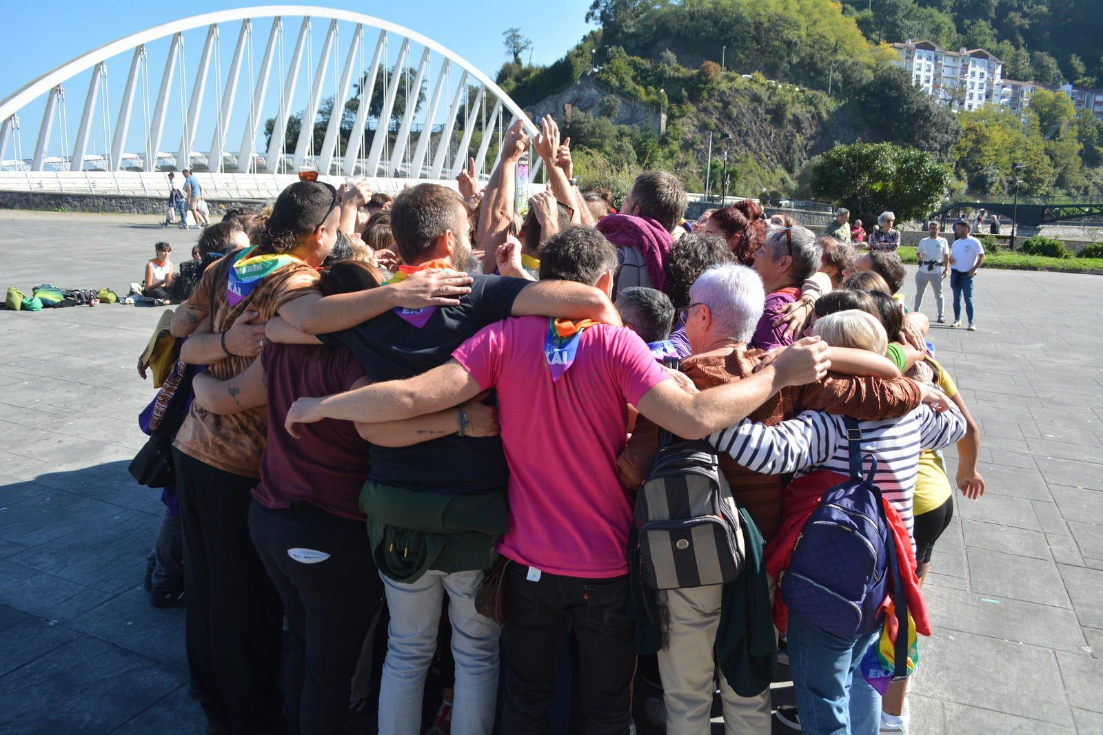 En imágenes: Ondarroa celebra el Día del Abrazo a la Diversidad