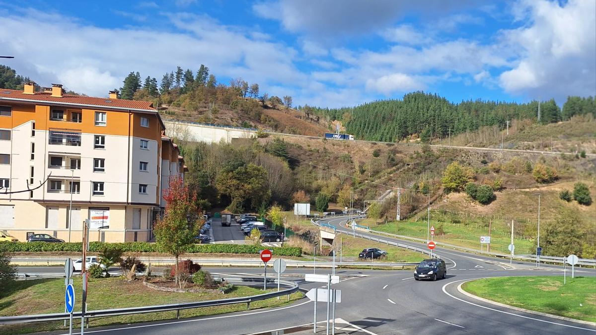 Propuesta del área de coches compartidos en Intxaurtxueta (al fondo a la izquierda), aprovechando un espacio situado entre los aparcamientos actuales y la carretera de acceso a la autopista