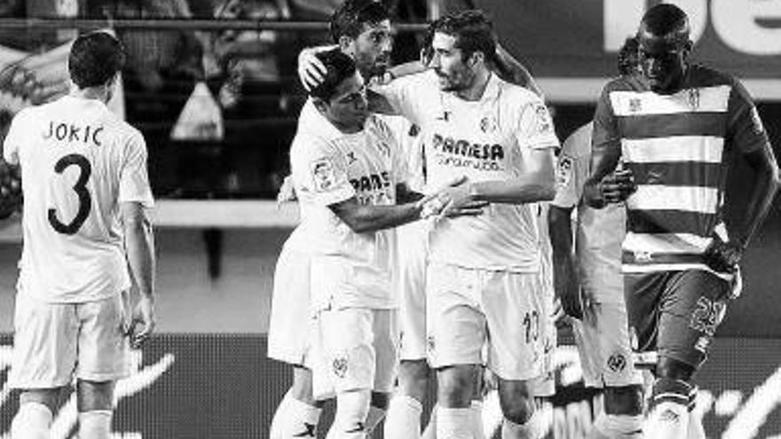 Los jugadores del Villarreal celebran el gol de Bruno.