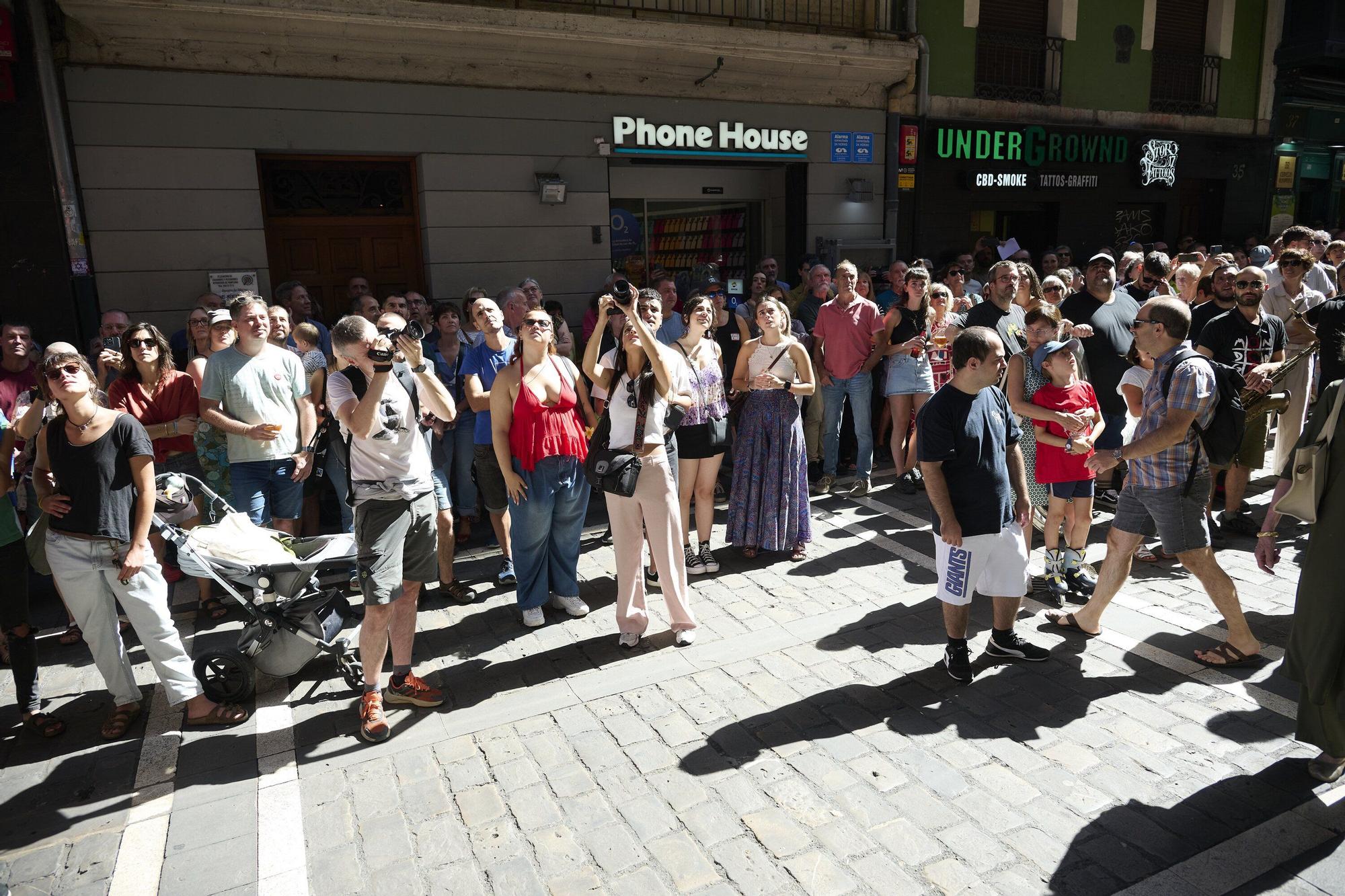 Fotos de la inauguración del bar Laba Elkartea en la Plaza del Castillo