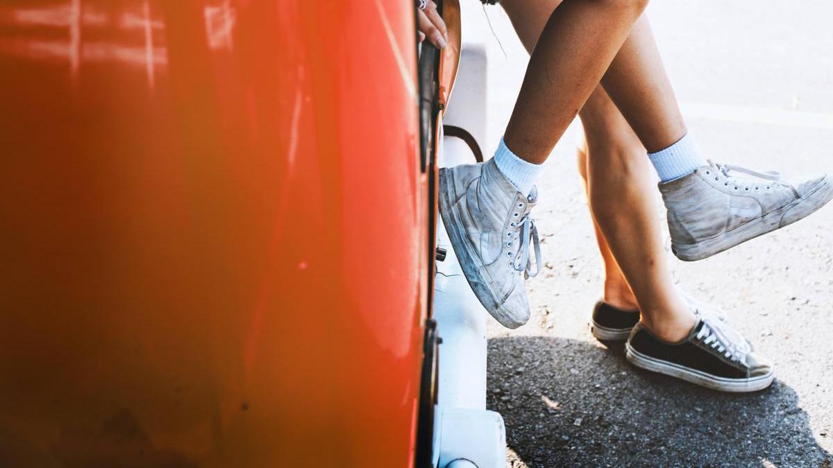 Jóvenes llevando zapatillas, en una imagen de archivo.