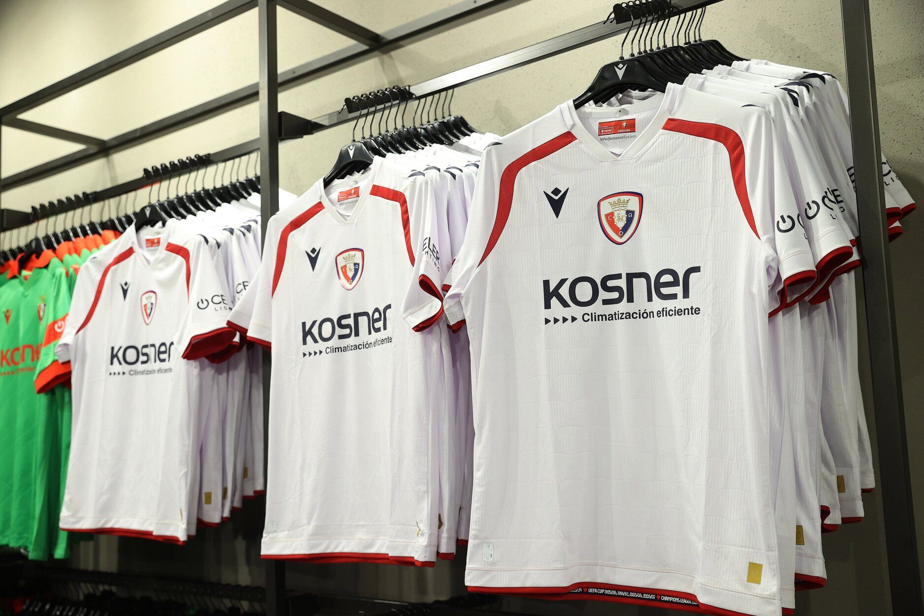 Fotos de la tercera equipación de Osasuna