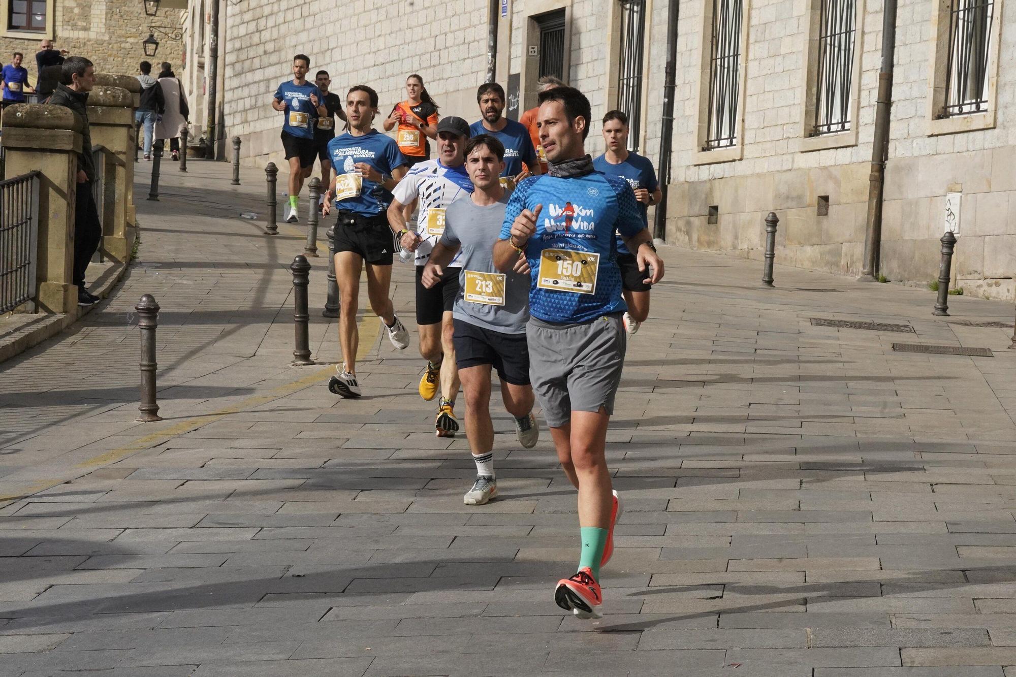 En imágenes: Miles de personas conquistan la Almendra de Gasteiz
