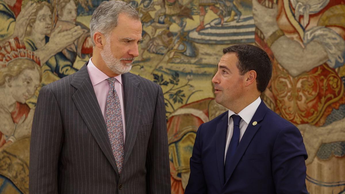 Pradales junto a Felipe VI en una imagen de archivo.