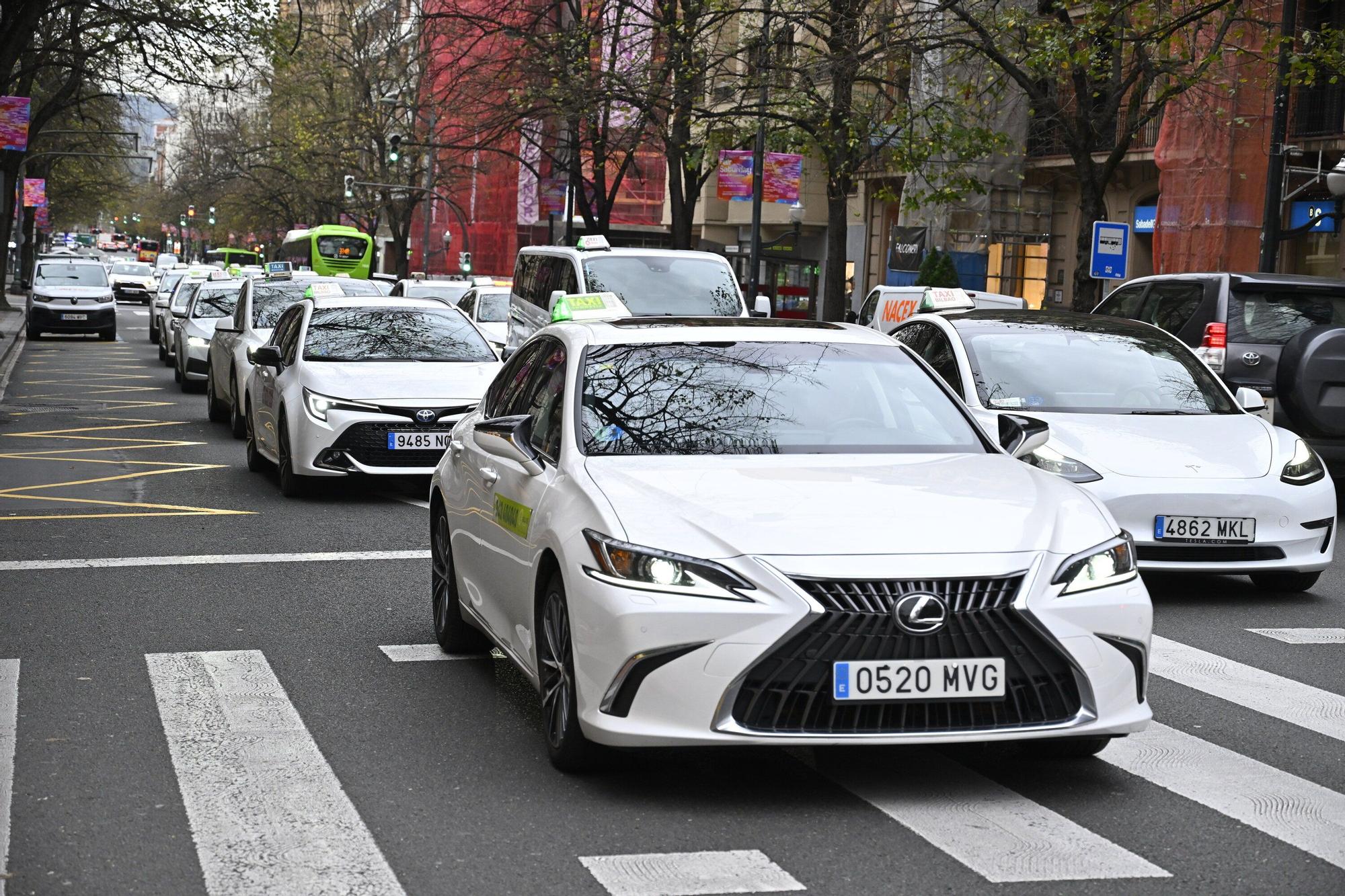 En imágenes: los taxistas vascos se movilizan para denunciar la "impunidad" de las VTC