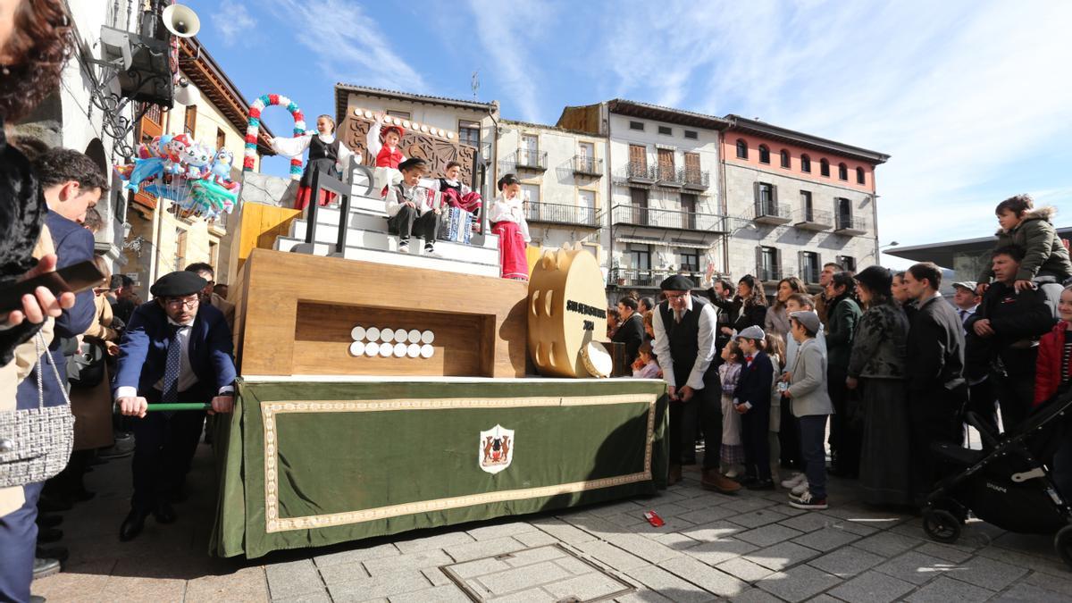 La carrozas suelen ser una de las atracciones de las fiestas de San Sebastián y del Carnaval en Azpeitia.