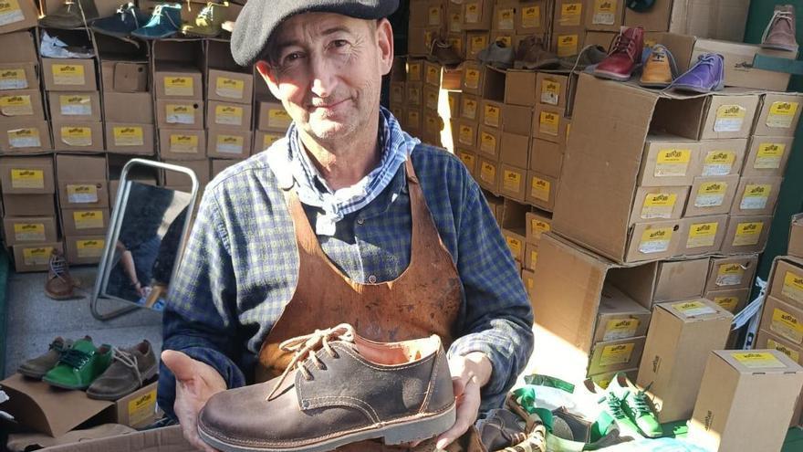 Las zapatillas de cuero artesanal que conquistan Gernika