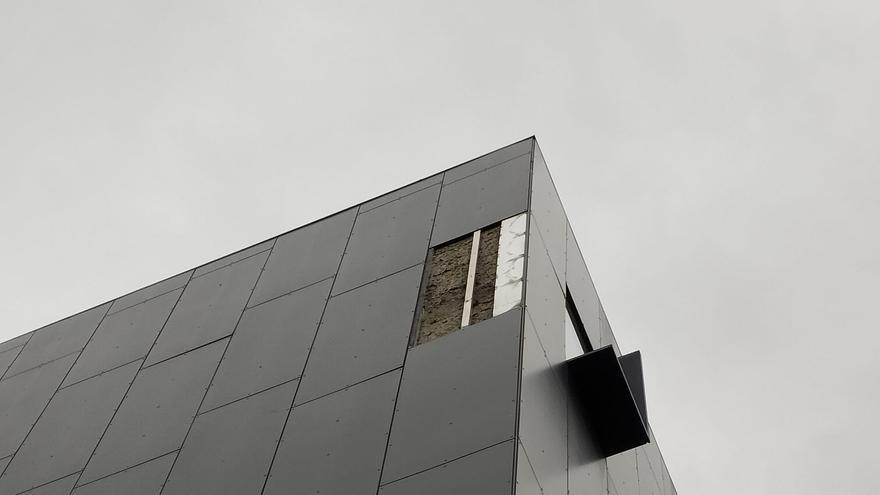 Se desprende una placa en la fachada del edificio Metropolitan de Bilbao por el fuerte viento