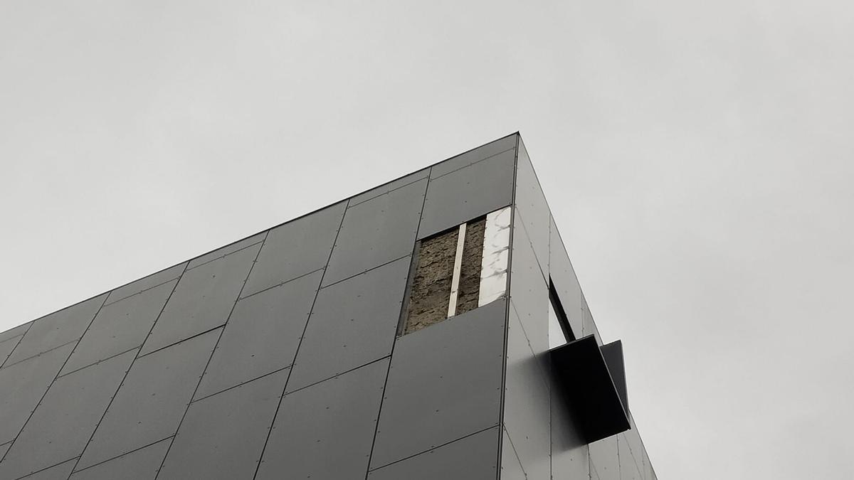 Se desprende una placa en la fachada del edificio Metropolitan de Bilbao por el fuerte viento Se desprende una placa en la fachada del edificio Metropolitan de Bilbao por el fuerte viento