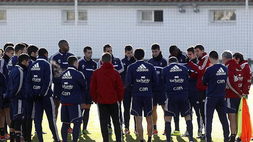 Los jugadores escuchan las explicaciones de Javi Gracia antes de iniciar la sesión matinal.