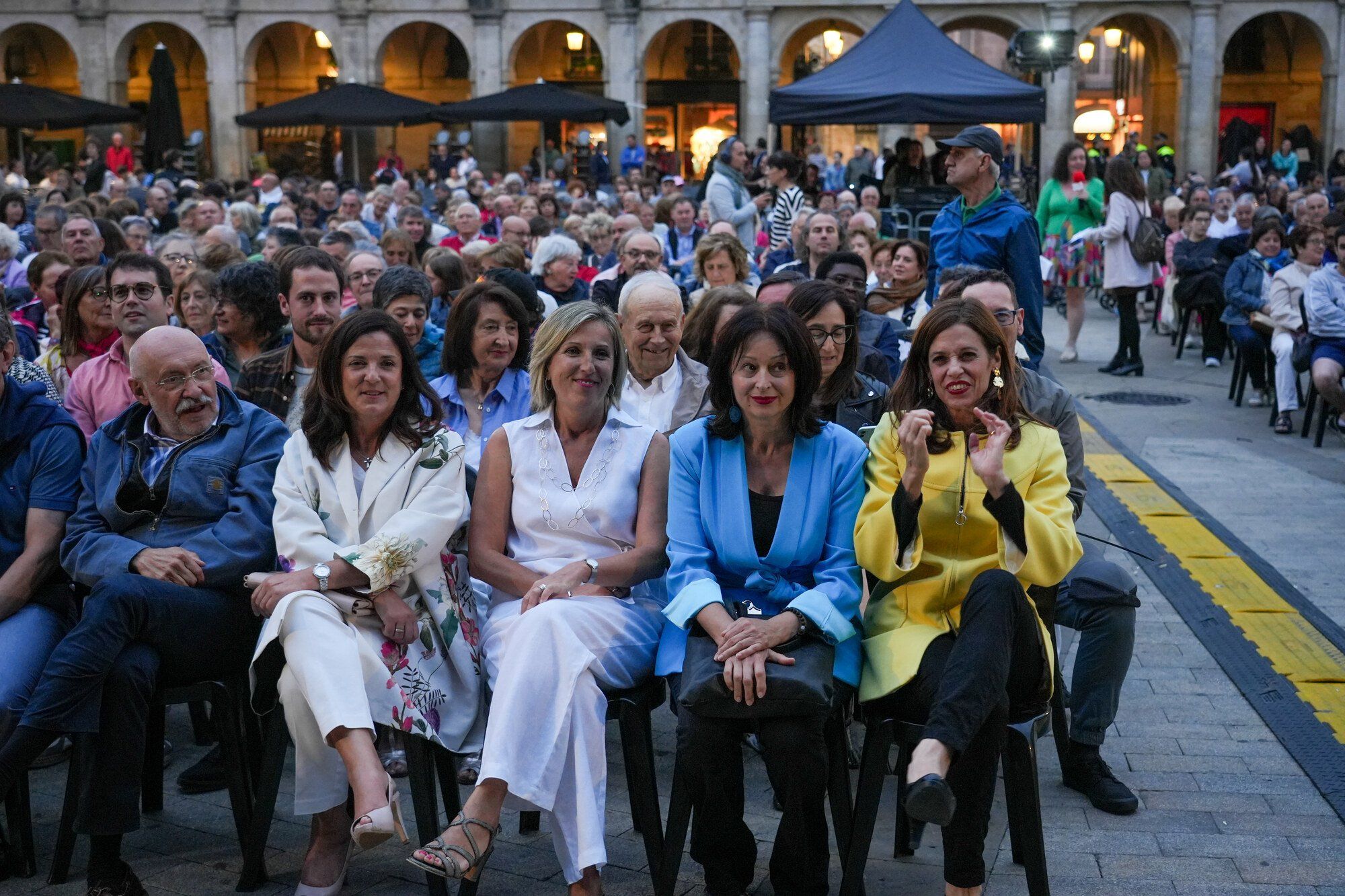 En imágenes: La artista Txaro Arrazola en el pregón de las fiestas de La Blanca 2023