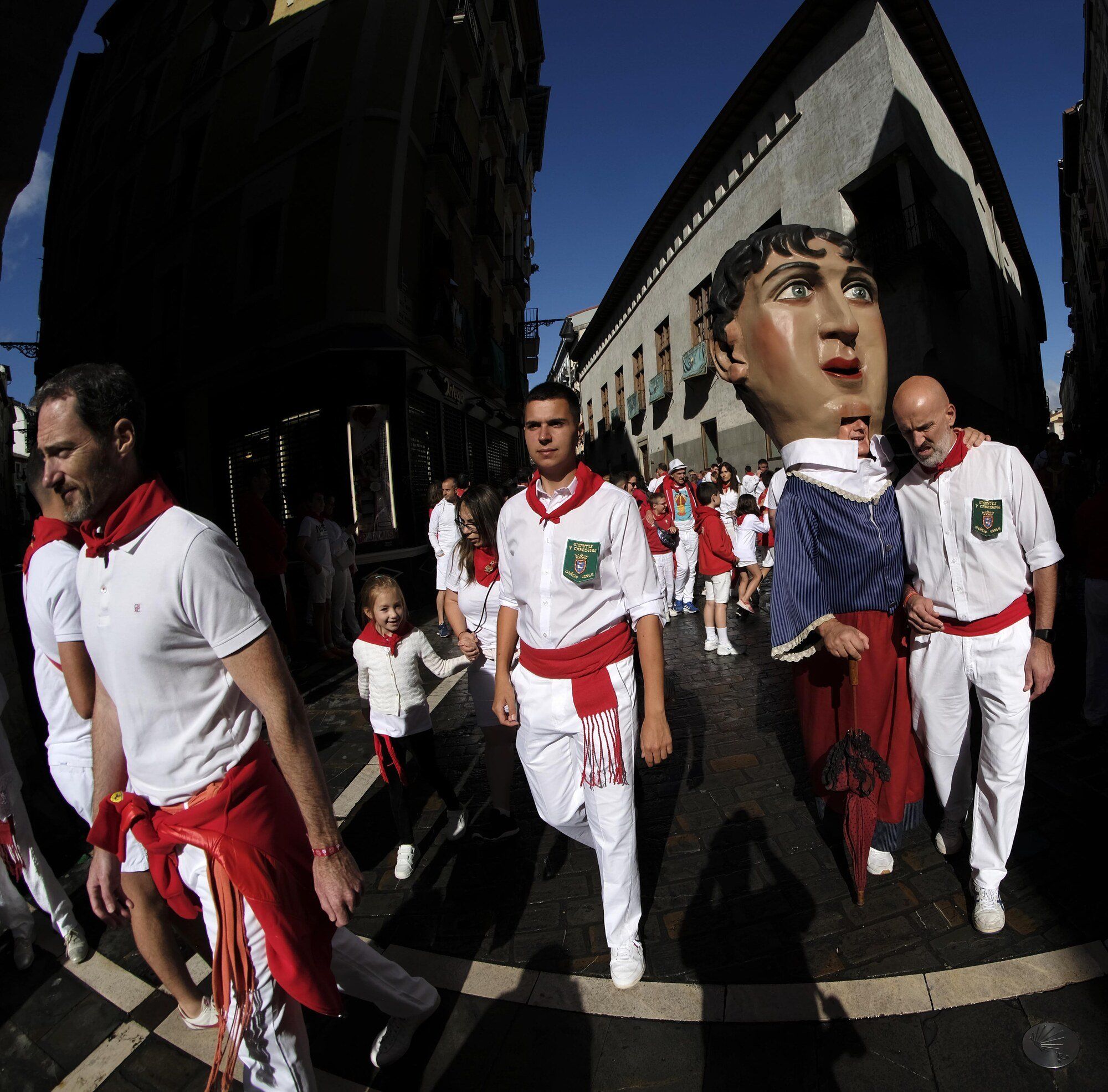 Comparsa de kilikis, cabezudos y gigantes en San Fermín 2022