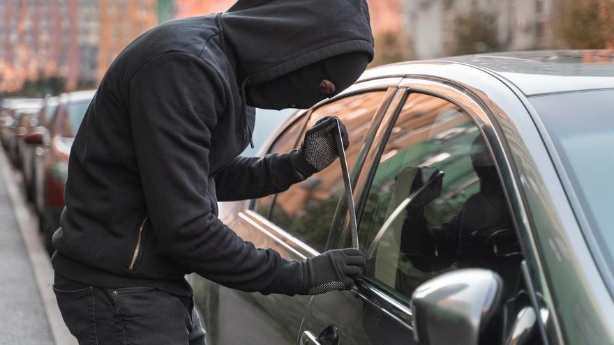 Tres detenidos en Gernika por robo con fuerza en un vehículo