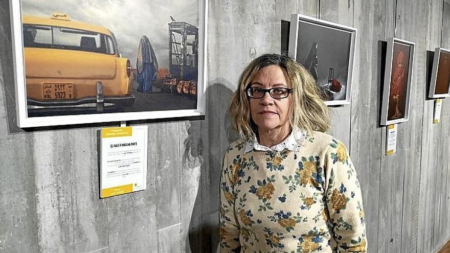Amaia G. Novo, ante una de las fotodenuncias.  | FOTOS: E. ZUNZUNWEGI