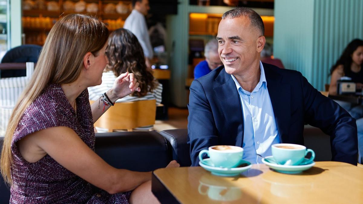 La periodista Itxaso Mitxitorena, en un momento de la grabación del encuentro con el director general del CNTA, Héctor Barbarin
