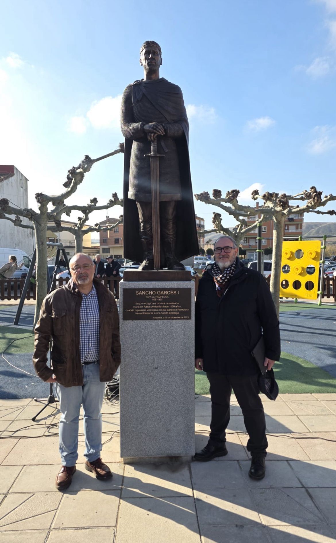 El alcalde de Andosilla, José Manuel Terés, y el presidente en funciones de TEDER, José Antonio Zudaire, junto a la escultura.