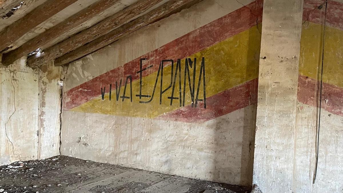 Mural con el mensaje ‘Viva España’ en la pared del antiguo Molino.