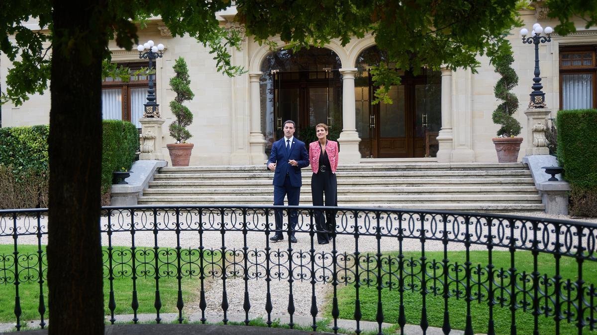 Imanol Pradales junto a Maria Chivite en los jardines del Palacio de Ajuria Enea