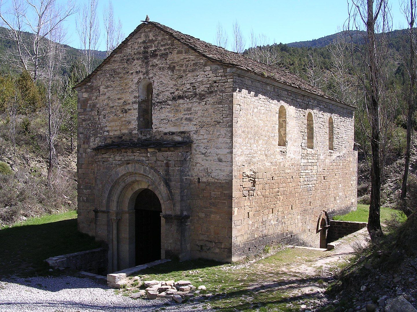 La iglesia es lo único que queda en pie de l monasterio de San Adrián de Basase.