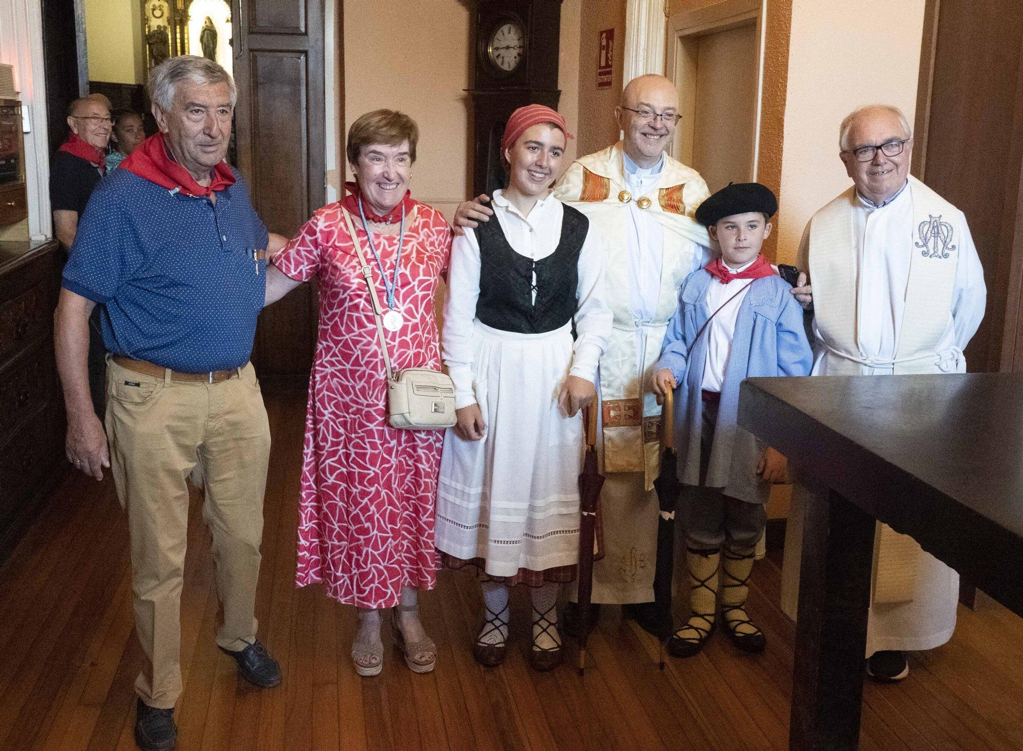 En imágenes: Edurne y Celedón Txiki abarrotan un año más la plaza de la Virgen Blanca