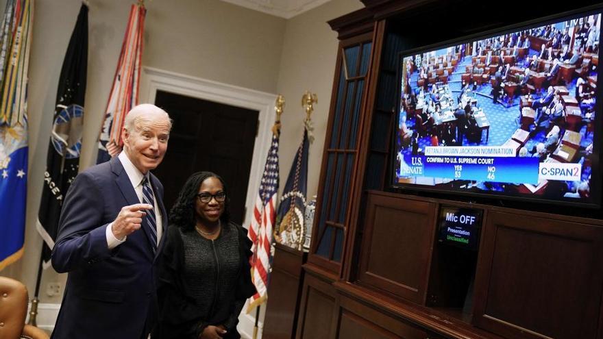 Biden y Brown observan juntos la votación en el Senado.