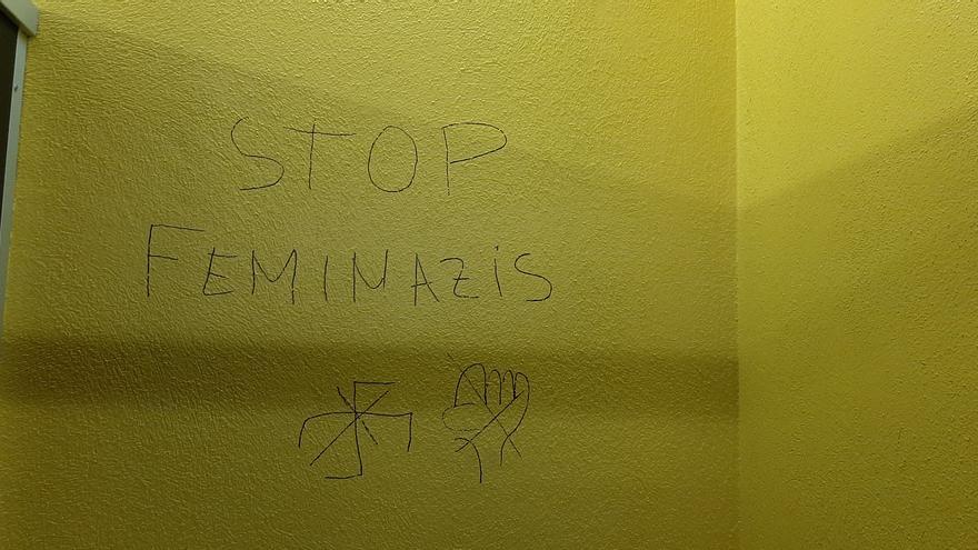 Dos artistas de Vitoria le &#039;dan la vuelta&#039; a estos baños de chicos en Salburua