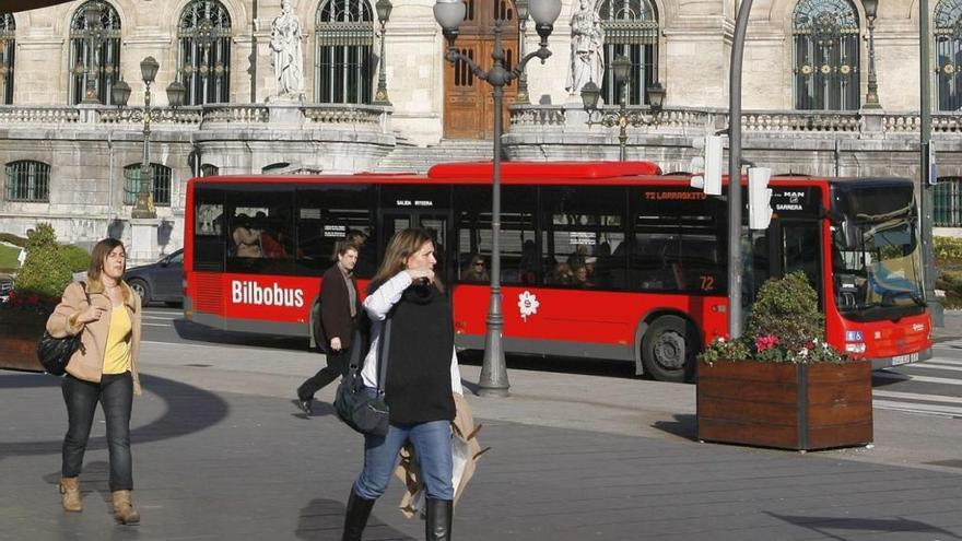 Una unidad de Bilbobus pasa frente al Ayuntamiento.