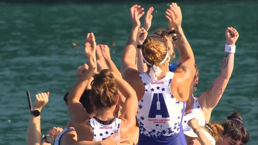 ¡Donostia Arraun Lagunak, por todo lo alto: bandera y Liga en Ondarroa!