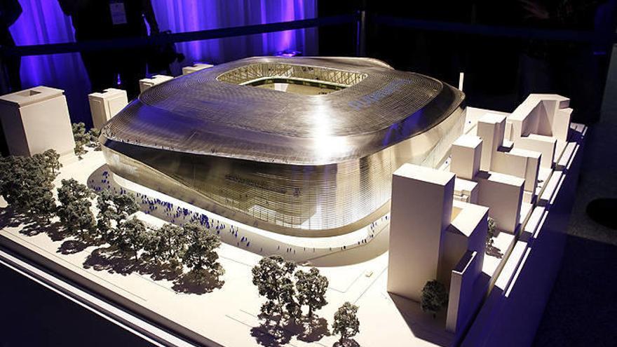 Vista de una maqueta que representa el proyecto elegido para la remodelación del estadio Santiago Bernabéu