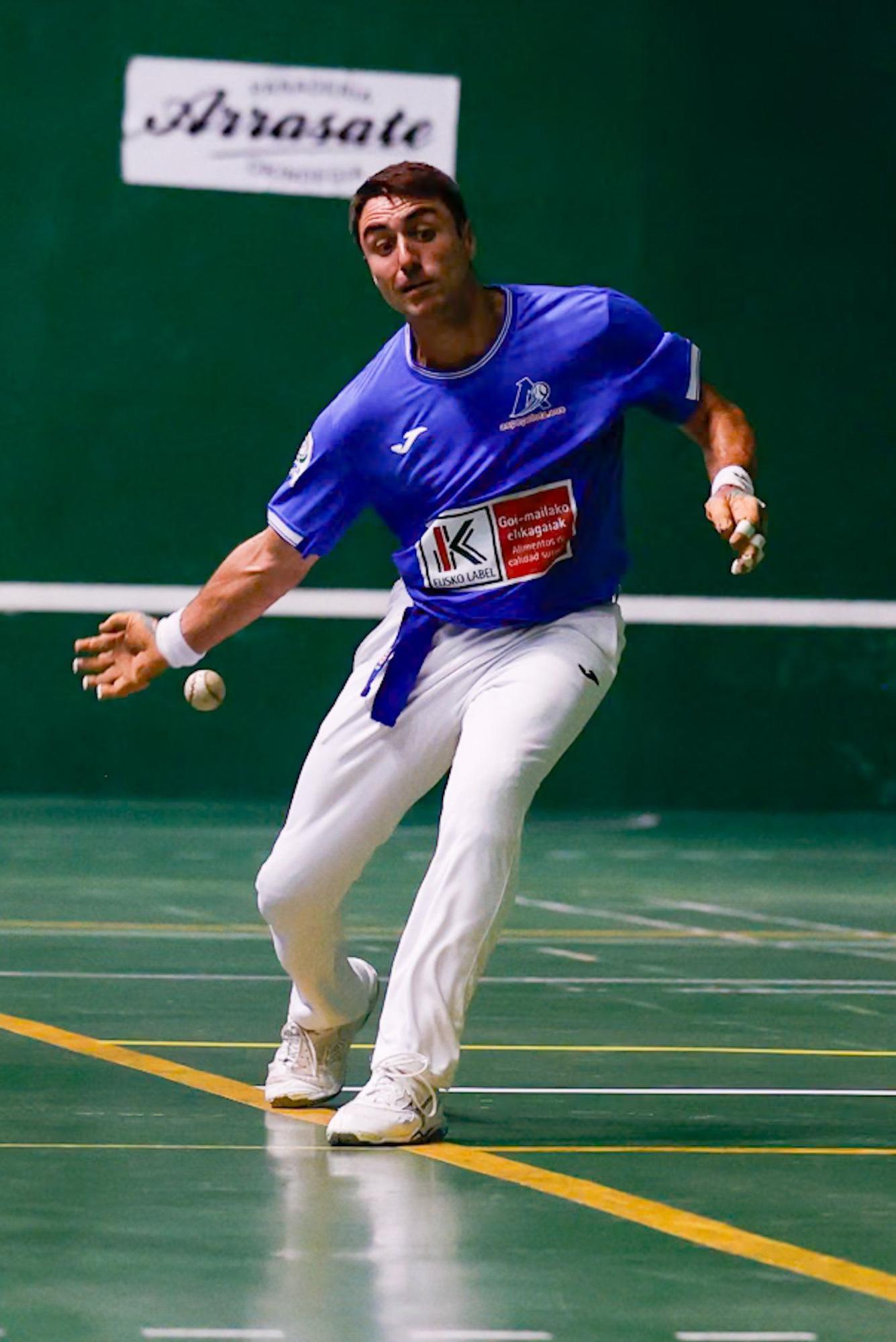 Erik Jaka vence a Peio Etxeberria en Atarrabia en los cuartos de final del Cuatro y Medio.