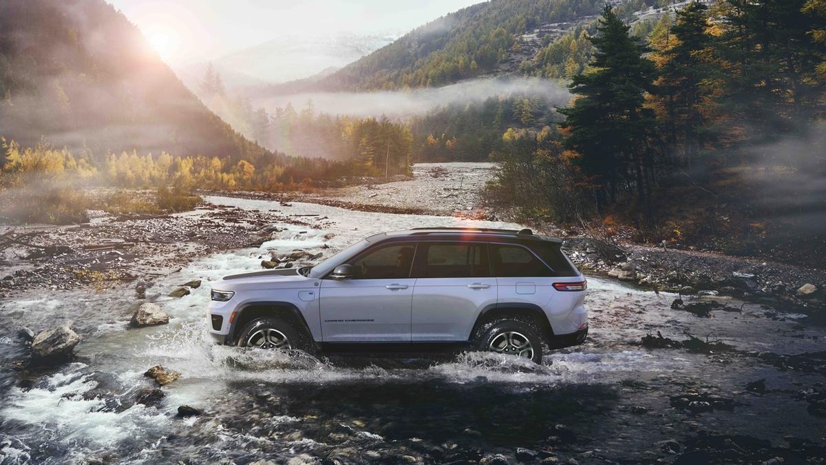 Cada modelo Jeep prevé al menos una variante electrificada, como la 4xe del nuevo Grand Cherokee.