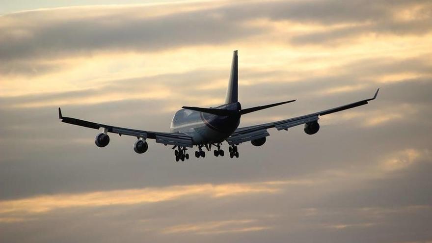 Avión volando.