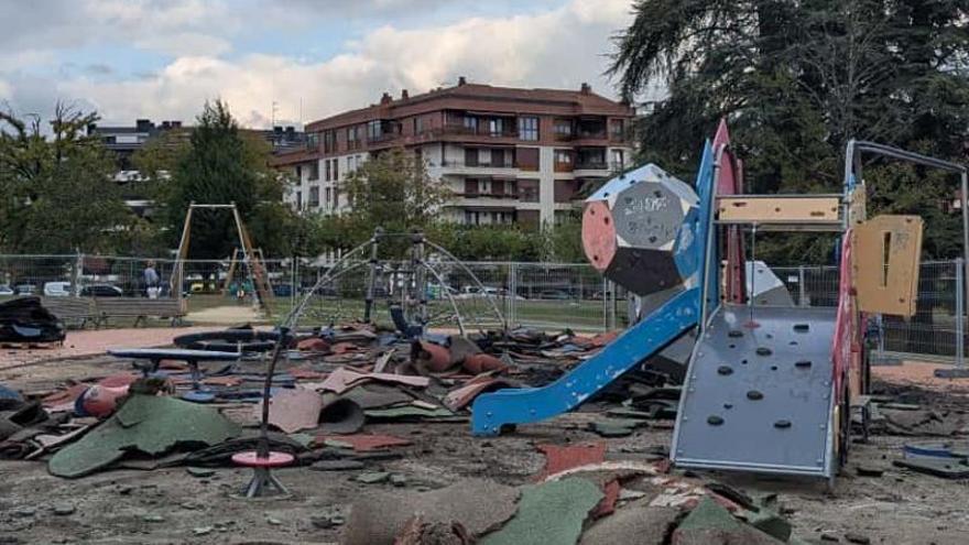 Amurrio inicia la mejora del área infantil del parque Juan Urrutia tras las quejas recibidas