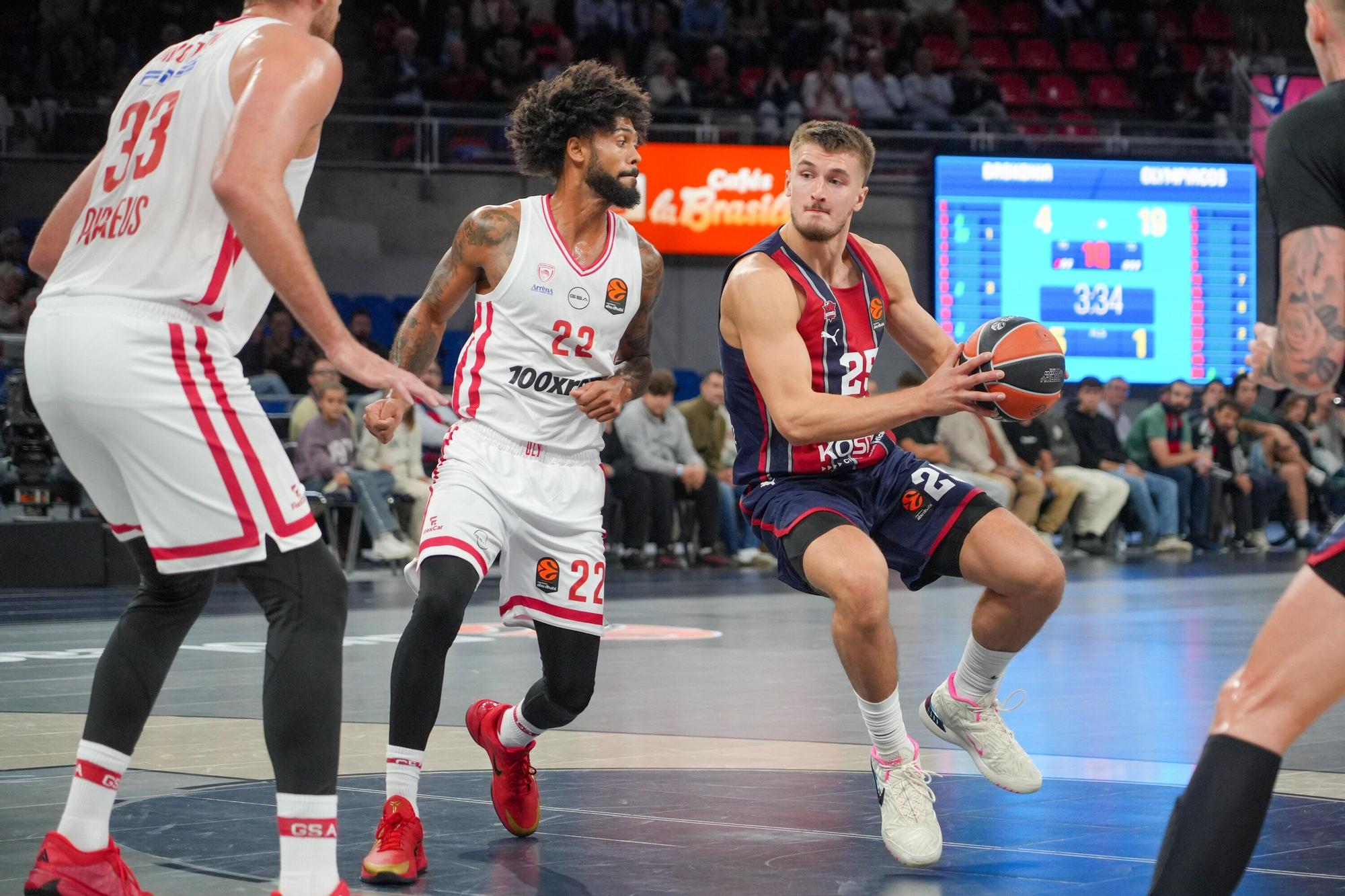 Todas las imágenes del Baskonia - Olympiacos en el Buesa Arena