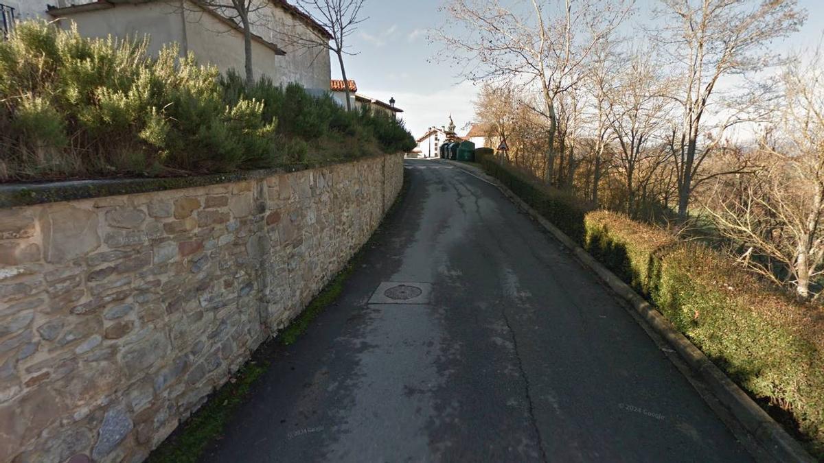 Vista de la calle Santa María de Arazuri donde se ha producido el primer accidente.